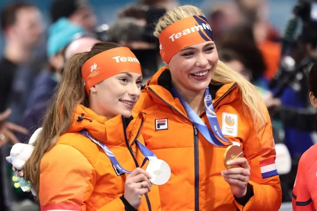 Femke Kok wint zilver en Jutta Leerdam wint goud op de 1000 meter schaatsen op de Olympische Spelen