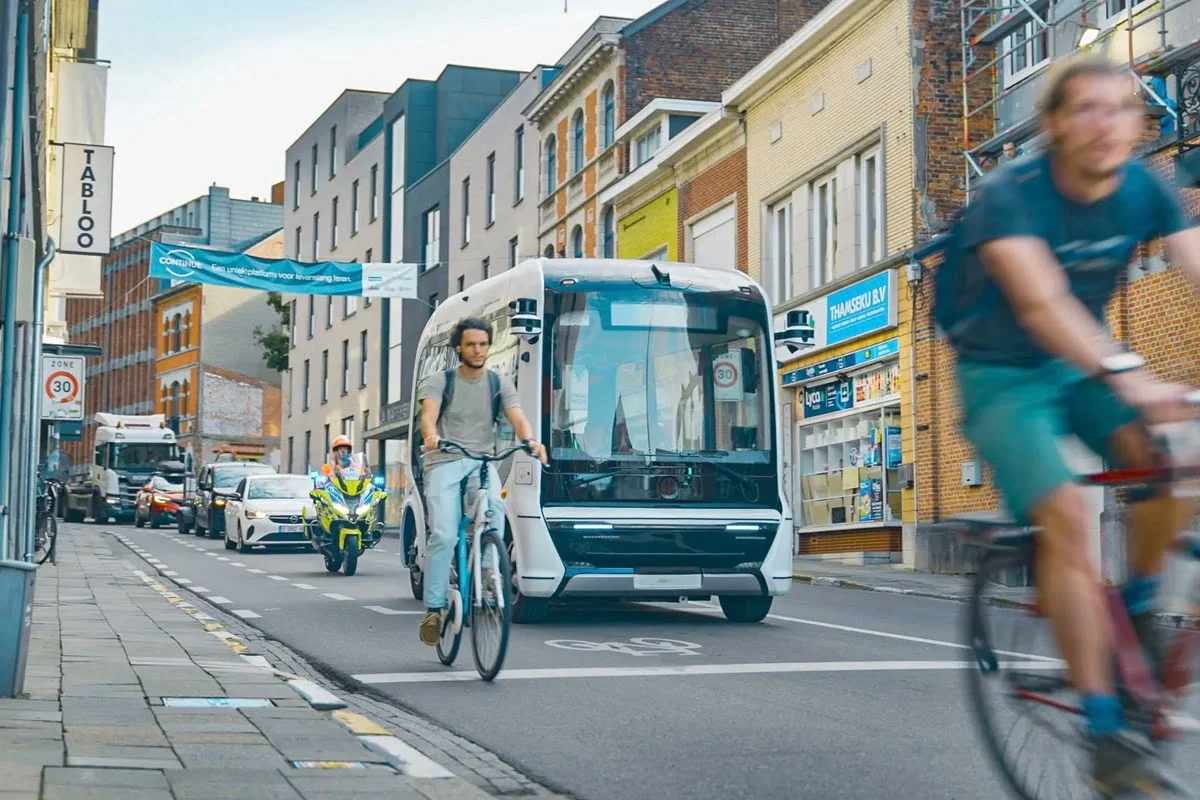 De Lijn start met zelfrijdende bussen op lijn 16 in Leuven: een vooruitstrevend mobiliteitsproject met reizigers.
